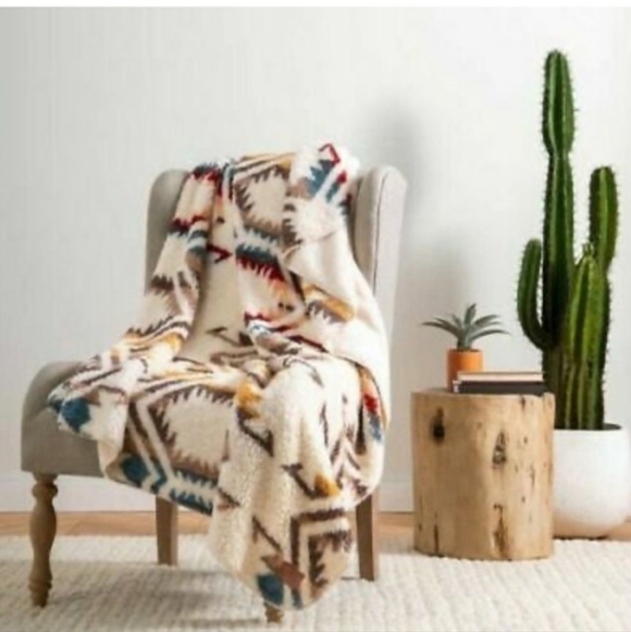 NEW!!! PENDLETON “White Shores Faux Fur Throw” - Size 50” x 70” - Picture 5 of 5
